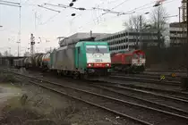 Die Cobra 2824 kommt mit einem gemischten G�terzug aus K�ln-Gremberg nach Antwerpen-Noord und f�hrt �ber Montzen/Belgien und im Hintergrund rangiert  eine rote Class 66 PB03  Mireille  von Crossrail in Aachen-West.
12.3.2011