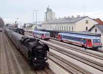 78-618 anl�sslich des Dampflok-Spektakel am Hausruck gastiert w�hrend der Zugkreuzung 5047066-5(R5956) mit 5047088-9(R5961) am Rieder Bahnhof;110113