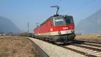 1144 233-4 und ein weiterer Alpenstaubsauger bringen am 5.03.11 einen gemischten G�terzug Richtung Brenner. Aufgenommen beim passieren des Klosters in Reisach.