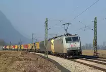 185 537-8, 182 011 und 189 036 der TX Logistik ziehen den Transpeed vorbei am Kloster Reisach Richtung Brenner. Aufgenommen am 5.03.11.
