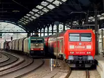 Cobra 186 206 (2814) zieht am 12.03.2011 einen gemischten G�terzug �ber Gleis 4 durch den Aachener Hbf. Auf Gleis 3 wartet 145 042-8 auf Abfahrt um den RE4 nach Dortmund zu schieben.