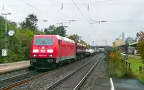 185 379 f�hrt am 29.9.10 mit einem G�terzug Richtung W�rzburg durch Gleis 2 des Bahnhofs Emskirchen.