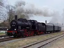 657.2770 verl�sst mit einem Sonderzug anl�sslich des  Dampflok-Spektakel am Hausruck  den Bhf. Ried;110313