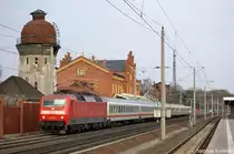 120 105-2 mit dem IC 1919 nach K�ln in Rathenow. 13.03.2011