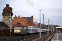 Die �berraschung des Tages! Der IC 1997 von Berlin S�dkreuz nach Stuttgart im Werbelok Sandwich in Rathenow. Vorne als Steuerwagen Ersatz die 120 159-9  175 Jahre Deutsche Eisenbahn  und hinten schiebt die 101 016-4  Unicef .
