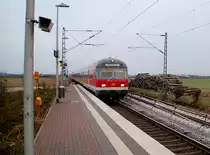 Na also, geht doch! Ein m�nnlicher Karlsruhersteuerwagen! Drei Spitzenlichter und der Zielanzeiger sagt eindeutig das es von der 110 429-8 geschoben nach Krefeld geht.....so da weisste bescheit Liebelein.;-) 12.3.2011