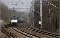 ITL ES 64 F4-212 und ein paar Kesselwagen Richtung Karower Kreuz am 13.03.2011 kurz vor dem Bahnhof Berlin-Buch und reichlich Tele f�r ein etwas anderes Bild.