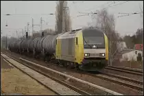 Mit einem Kesselzug ist die f�r CTL fahrende ER 20-006 Richtung S�den unterwegs (gesehen Berlin Karow 13.03.2011)