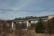 Die Brücke in Královske Poříčí überqueren 2 RegioSprinter der Vogtlandbahn als 7105 am 12.03.2011. Den Fahrzeugdurchlauf Zwickau-Zentrum - Sokolov - Karlovy Vary - Mariánské Lázně gibt es nur Sonnabends und er dient gleichzeitig dem Fahrzeugtausch für die tschechische KBS149, auf der der Verkehr durch Viamont regio a.s. durchgeführt wird. 