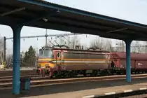 Passend zum Transportgut der Zustand vieler Budweiser 230er, hier die 230 107 an einem Kohlezug im Bf Nov� Sedlo u Lokte am 12.03.2011. 