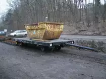 Abfallcontainer auf einem Skl-Anh�nger am 12.M�rz 2011 in G�hren.