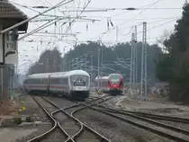 W�hrend 429 028 Pause h�lt,fuhr am 13.M�rz 2011 IC 2212 aus Koblenz, geschoben von 101 133,in Binz ein.
