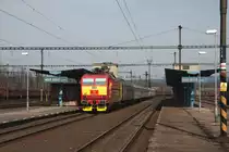 362 127 durchfährt am 12.03.2011 mit R606 den Bf Nové Sedlo u Lokte.