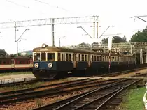 EN57-1772 mit Regionalzug 5042 Zakopane-Krak�w Plaszow auf Bahnhof Chab�wka am 8-8-2001. Bild und scan: Date Jan de Vries.