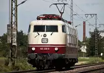 103 235 f�hrt am 26.08.2010 Richtung M�nchen, aufgenommen kurz vor Regensburg Burgweinting.