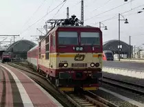 371 001 bei der Ausfahrt aus dem Dresdner Hauptbahnhof Unterwegs nach Prag.
12.03.11