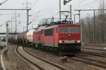 Da hat aber eine ganz sch�n zu schleppen.155 249 mit 232 498+Kesselzug am Haken am 11.03.2011 durch Berlin Sch�nefeld.