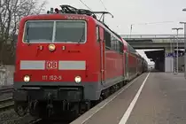 111 152-5 am 5.3.11 mit einem RE bei der Durchfahrt durch D�sseldorf-Angermund.
