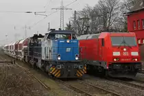 Links wartet Regental Cargo D05+MRCE 500 1570 (beide im Einsatz f�r TXL) auf Weiterfahrt nach Flandersbach und DB 185 359-7 darf mit einem gemischten G�tertzug �berhollen.Aufgenommen am 5.3.11 in Ratingen-Lintorf.