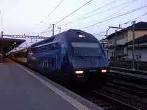 Re 460 021 mit IC 981 (Basel SBB-Interlaken Ost) in Solothurn! Aufgrund einer Fahrzeugst�rung blieb der Zug auf der Neubaustrecke stehen. Anschliessend wurde er nach Solothurn umgeleitet, wo das Modul am Zugschluss abgeh�ngt wurde. Schlussendlich erreichte er Bern, via Solothurn-Biel statt NBS, mit 90 min. Versp�tung, Solothurn, 14.03.2011. (Handyfoto)