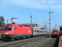 1116 055-3 kreuzt bei der Durchfahrt im Bhf. Marchtrenk mit R3015(8073077-4);110303