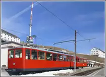 F�r die Fahrg�ste nach Vitznau wird der ex VRB Bhe 2/4 Nr.1 Baujahr 1937 plus Vorstellwagen eingesetzt. (14.02.2011)