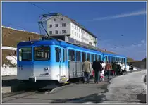 Reisende nach Arth-Goldau ben�tzen den blauen Zug der ex ARB. (14.02.2011)