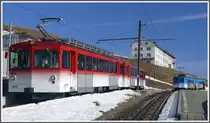 Zwei Z�ger der Rigibahnen auf Rigi Kulm, vorne der Zug aus Vitznau, dahinter der Blaue aus Arth-Goldau. (14.02.2011)