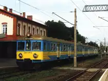 EN57-977ra / EN57-977s / EN57-977rb mit Regionalzug 68437 Głog�w-Kostrzyn auf Bahnhof Rzepin am 19-7-2005. Bild und scan: Date Jan de Vries.