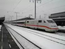 Am 7. Januar 2009 steht 402 038-4 „Saarbr�cken“ im verschneiten Essen bereit zur Weiterfahrt nach Berlin Hbf.
