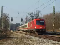 Am 5.03.11 bringt 1216 011 den EC 83 von M�nchen Hbf nach Verona Porta Nuova, hier bei der Durchfahrt in A�ling.