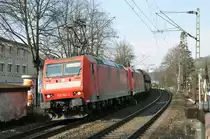 Elegant legen sich 185 154-2 und 185 215-1 mit ihrem G�terzug in die Kurve bei der Durchfahrt in K�nigwinter auf dem Weg in Richtung S�den. Aufgenommen am 12/03/2011.
