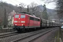 Mitg einem langen G�terzug am Haken rollt 151 126-0 auf der rechten Rheinstrecke durch K�nigswinter in Richtung Norden. Aufgenommen am 12/03/2011.