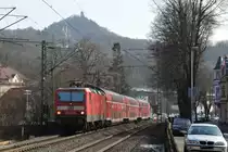 Sozusagen im Schatten vom Drachenfels und vom Schloss Drachenfels im Hintergrund n�hert sich 143 953-8 mit ihrem RB dem Bhf K�nigswinter. Aufgenommen am 12/03/2011.