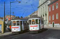 Z�hne putzen!! Lissabon Zweirichtungs-Tw 247 und 270 auf der Sl 18 nach Ajuda. Begegnung in der Travessa da Boa-Hora a Ajuda, 11.09.1990.