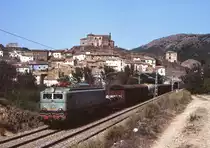 Samstag Mittag irgendwo mitten in Spanien - langes Warten bei ungem�tlichen Temperaturen wurde dann belohnt: 276 083 (Bauart SNCF CC7100) f�hrt vor der Kulisse des halb verfallenen Dorfes Bubierca auf der Strecke Madrid - Zaragoza, 08.09.1990.