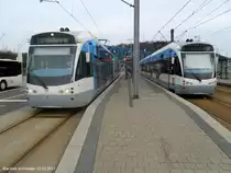 Das Foto zeigt die Saarbahn mit Werbung f�r Fitness First am R�merkastell in Saarbr�cken. Aufgenommen habe ich das Foto am 12.03.2011 in Saarbr�cken.
Daneben steht eine Bahn in Richtung Saarbr�cken Brebach.