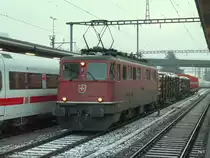SBB - Ae 6/6  11464 vor G�terzug um 07.40 Uhr im Bahnhof Interlaken Ost am 25.02.2011