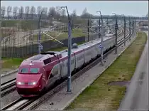 Der PBA Thalys 4534 donnert am 10.03.2010 �ber die Hochgeschwindigkeitsstrecke HSL Zuid in Richtung Antwerpen durch den Bahnhof von Lage Zwaluwe. (Jeanny)