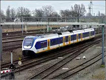 Ein Stoptrein nach Den Haag Centraal f�hrt am 10.03.2011 in den Bahnhof von Lage Zwaluwe ein. (Hans)