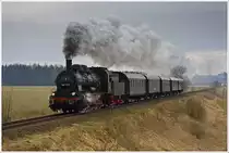 Zwischen der Hst. Mühlheim und dem Bhf Obernberg-Altheim dampft die 657.2770 mit dem R14312 (Braunau-Attnang-Puchheim) durch das trostlose Wetter des Innviertels. 13.3.2011