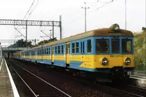 EN57-1357ra / EN57-1357s / EN57-1357rb and EN57-976ra / EN57-976s / EN57-976rb mit Regionalzug 87230 Kostrzyn-Rzepin auf Bahnhof Kostrzyn am 18-7-2005. Bild und scan: Date Jan de Vries.