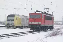 155 013-6 im Nachschu�,an abgestellter ER 20-002 im Rangierbahnhof Gro�korbetha, Richtung Leipzig vorbeifahrend,30.12.2010