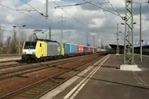 ITL 189 203(ES 64F4 203) f�hrt mit einen Containerzug am Haken am 11.03.2011 durch Berlin Sch�nefeld.