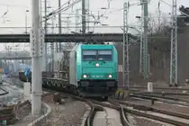 185 607 f�hrt mit einen G�terzug am Haken am 11.03.2011 durch Berlin Sch�nefeld.