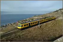 Hoch �ber dem Genfersee f�hrt der  Train des Vignes  am 14. M�rz 2011 Richtung Chexbres.