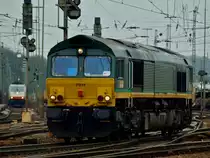 PB14, 266 065-2 von Ascendos Rail Leasing Sarl aus Luxemburg hat gerade einen Containerzug �ber die Montzenroute nach Aachen West gebracht und rangiert nun an einen anderen Zug um ihn nach Belgien zu schleppen. Im Hintergrund links steht 185 579-0  Adriana  von Crossrail, mit der die Class66 die Z�ge getauscht hat. Gesehen am 14.03.2011.