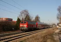 218 418-2 durchf�hrt mit einer Sandwich-Traktion auf dem Weg nach M�nchen am 15.03.11 Poing.