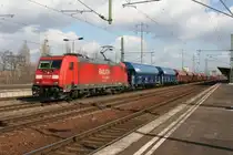 185 261 mit einen Kohlezug am Haken f�hrt am 11.03.2011 durch Berlin Sch�nefeld.