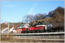 Die 1063 032-5 mit einem Kesselwagenzug bei der Durchfahrt in Greifenstein. 15.03.11
